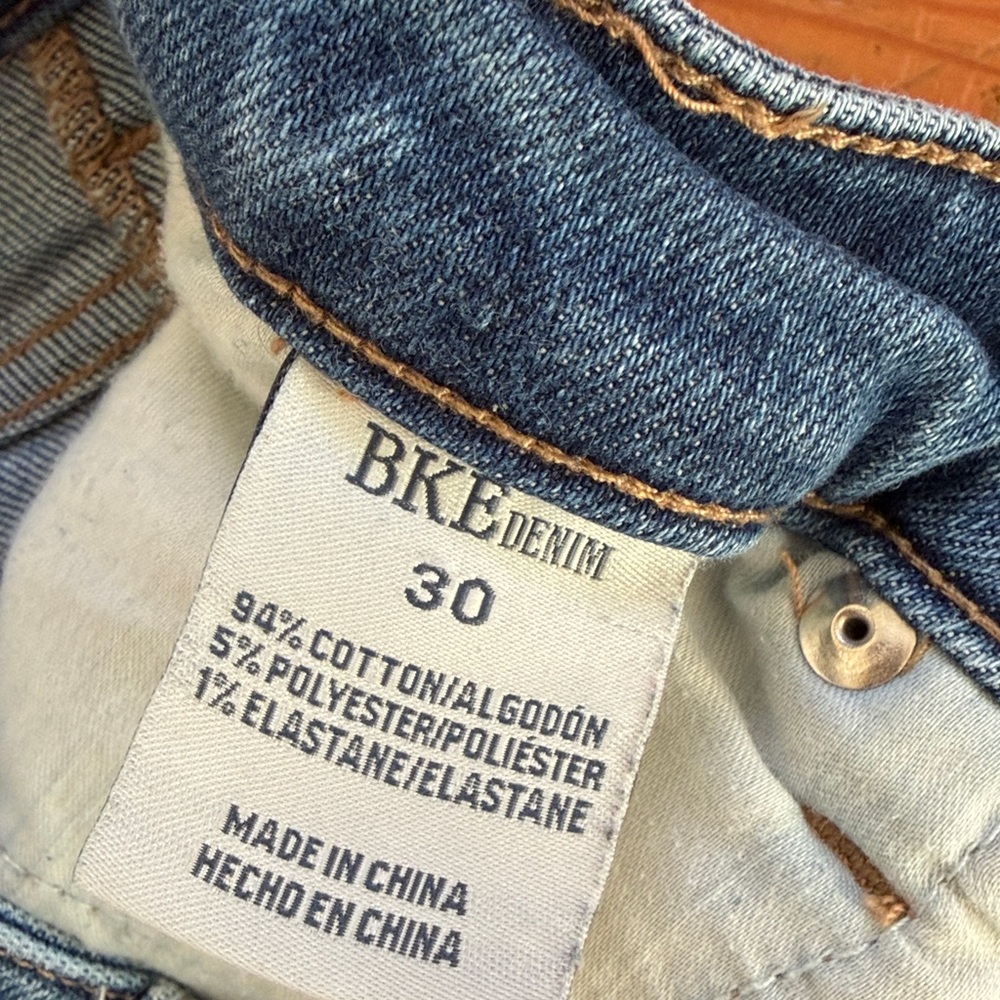 BKE High Rise Distressed Mom Jean 30 - Picture 4 of 6